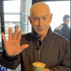 Benjamin Netanjahu wehrt sich in einem Cafe gegen KI-Gerüchte