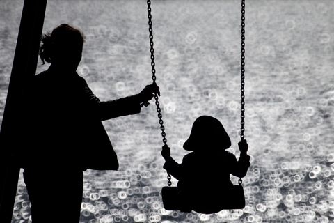 Laut der Umfrage sind rund neun von zehn alleinerziehenden Elternteilen Mütter. (Symbolbild) Foto: Christian Charisius/dpa