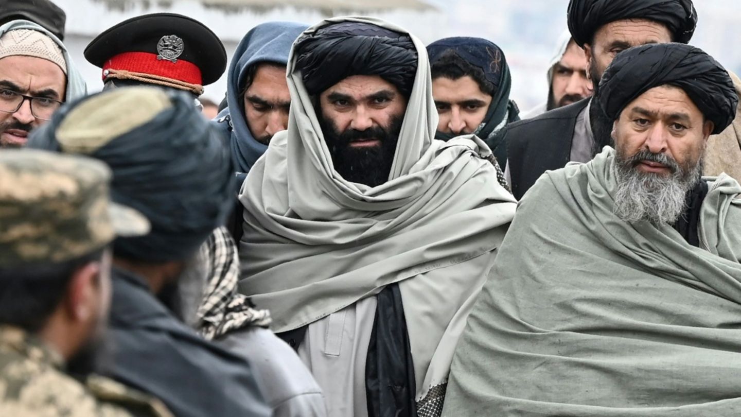 Taliban-Innenminister Hakkani beim Massenbegräbnis in Kabul