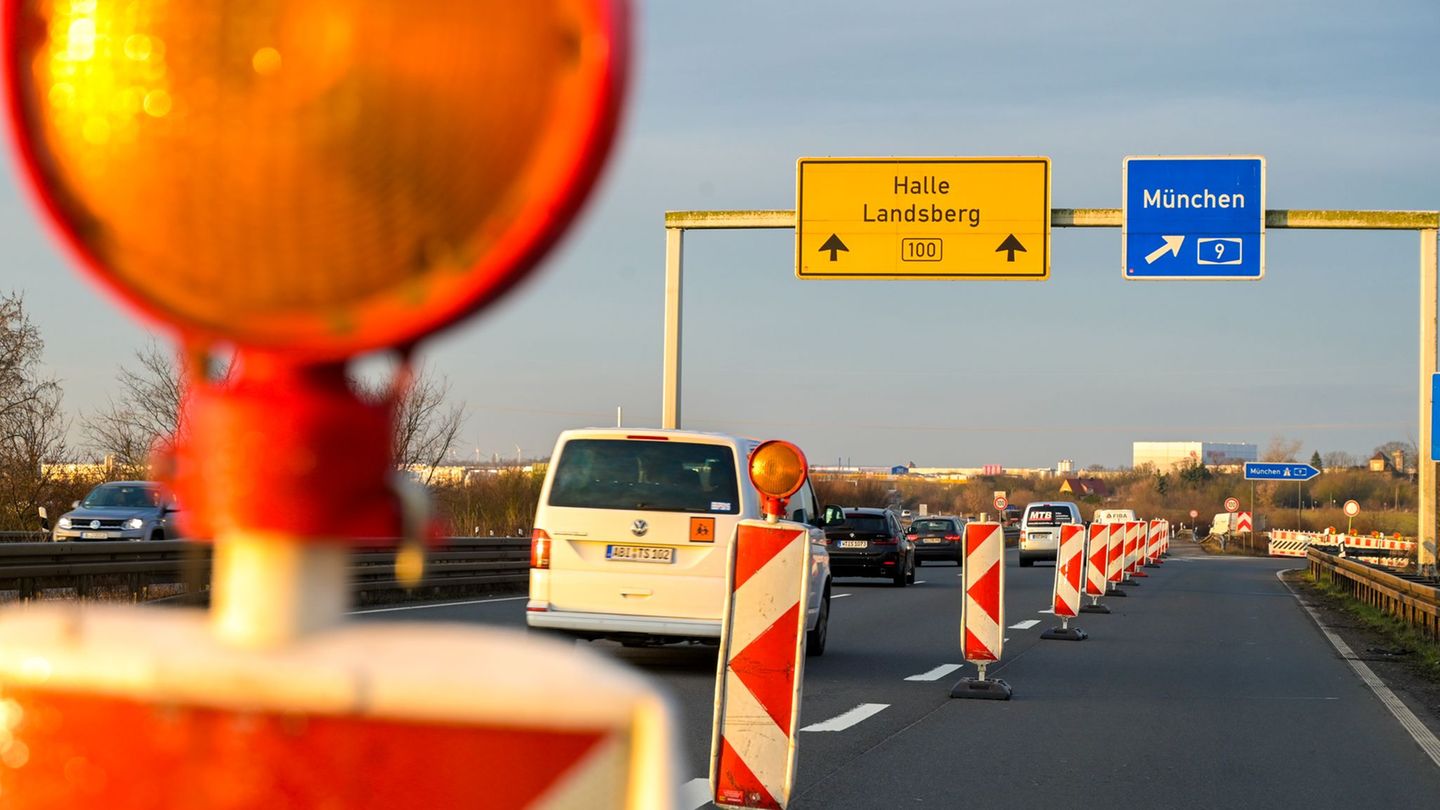 Die A9 wird bei Halle in zweites Mal gesperrt. Foto: Heiko Rebsch/dpa
