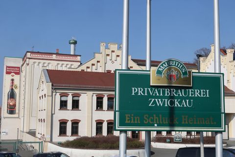 Die Zwickauer Brauerei Mauritius hat Insolvenz angemeldet. Foto: Bodo Schackow/dpa