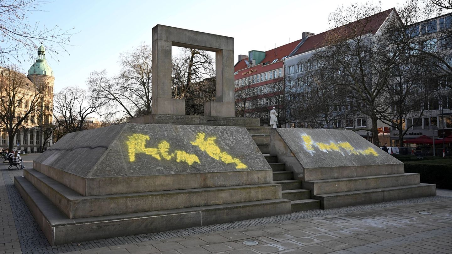 Die antisemitischen Parolen wurden mit gelber Sprühkreide unkenntlich gemacht. Foto: Shireen Broszies/dpa