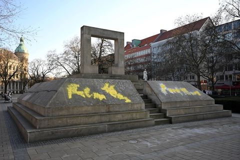 Die antisemitischen Parolen wurden mit gelber Sprühkreide unkenntlich gemacht. Foto: Shireen Broszies/dpa