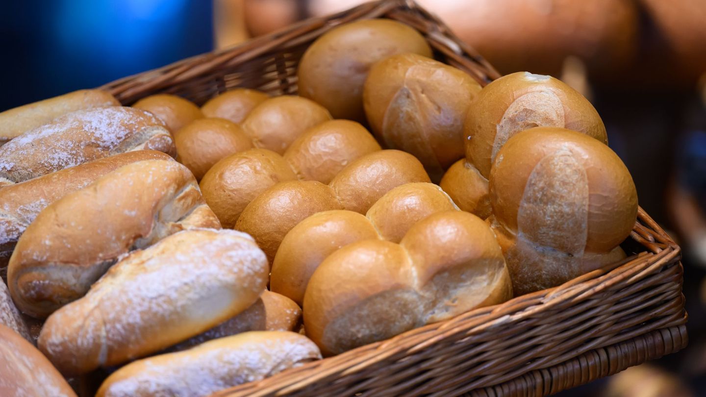 Brötchen in einer Bäckerei - werden die nun teurer, weil die Bäcker mehr Geld verdienen? (Symbolbild) Foto: Robert Michael/dpa