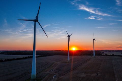 Mit einem neuen Gesetz sollen Gemeinden und Bürger besser als bisher von Windkraft- und Solaranlagen vor ihrer Haustür profitier