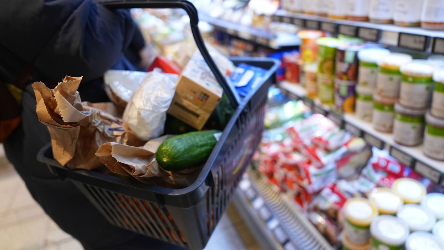 Verdi will mit einer Forderung von sieben Prozent mehr Geld in die Tarifverhandlungen für den Hamburger Einzelhandel gehen. (Sym