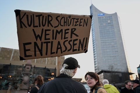 Auf Schildern wurde der Rücktritt des Kulturstaatsministers gefordert. Foto: Hendrik Schmidt/dpa