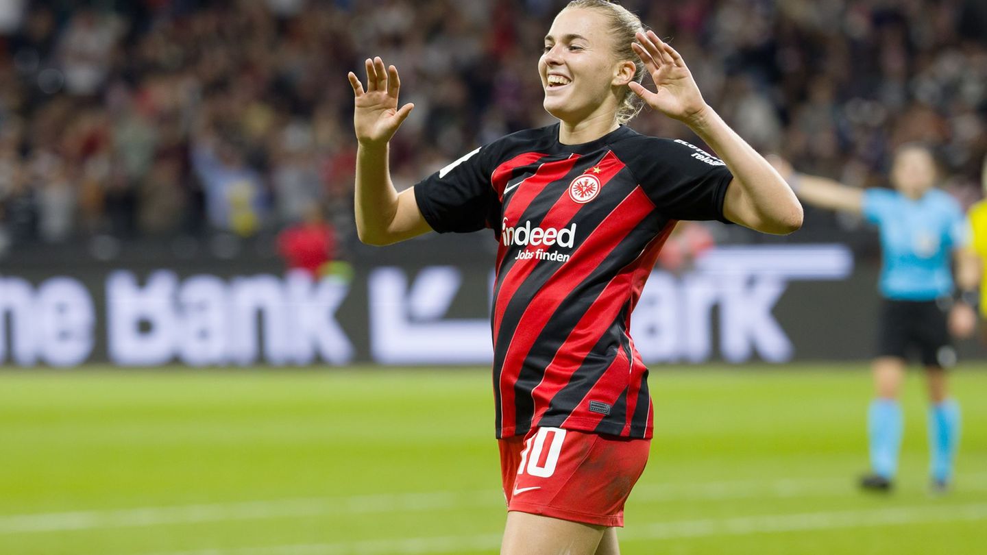 Laura Freigang und die Eintracht-Fußballerinnen jubeln über einen wichtigen Sieg. Foto: Jürgen Kessler/dpa