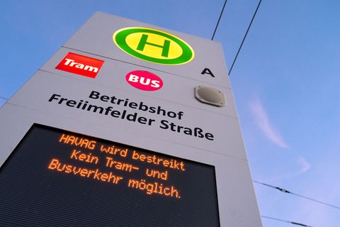 Busse und Bahnen fallen aus: Der Warnstreik bringt den Nahverkehr vielerorts zum Stillstand. (Archivbild) Foto: Heiko Rebsch/dpa