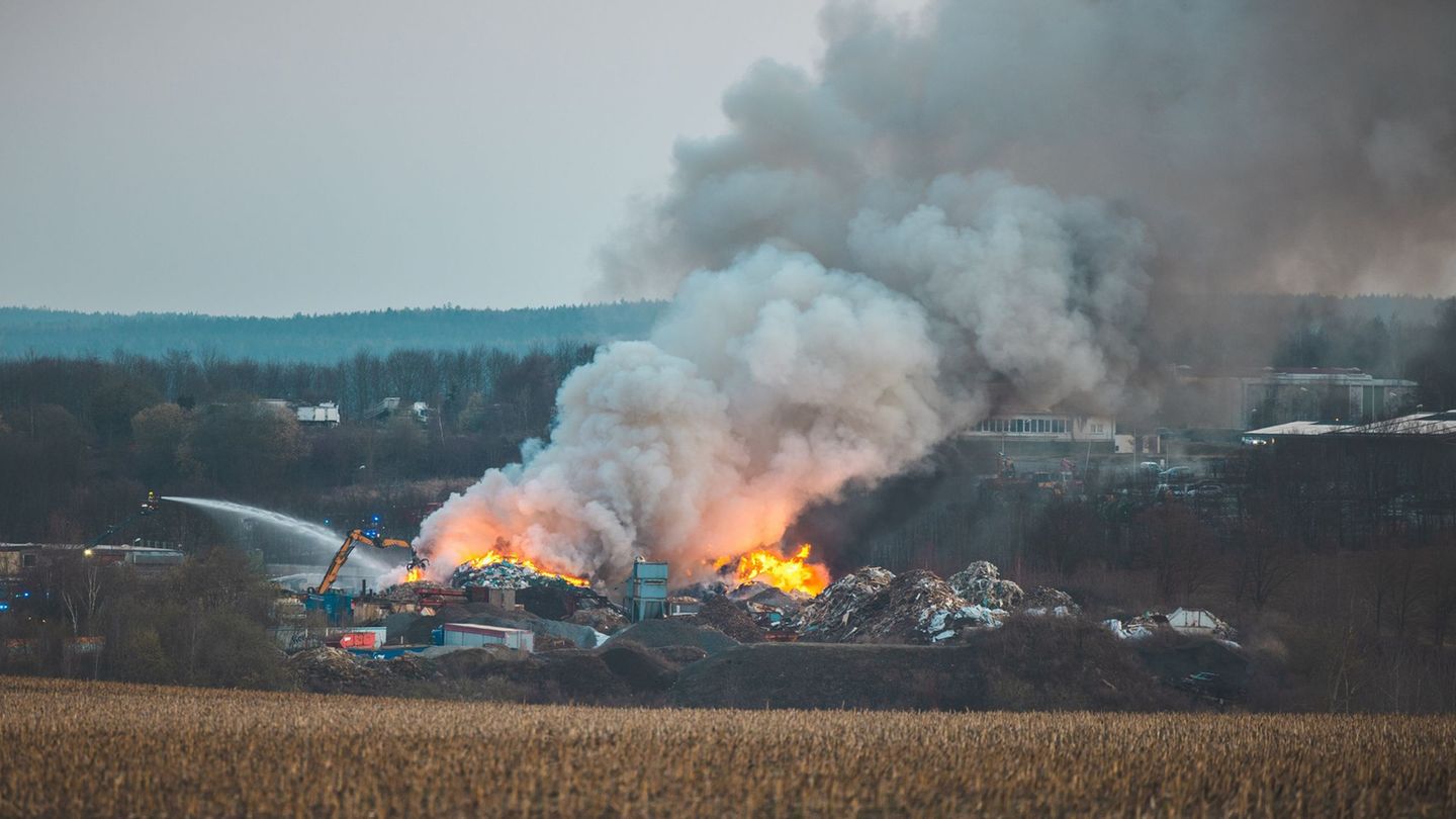 Die brennende Fläche wird aktuell auf rund 2.700 Quadratmeter geschätzt. Foto: Björn Walther/dpa-Zentralbild/dpa