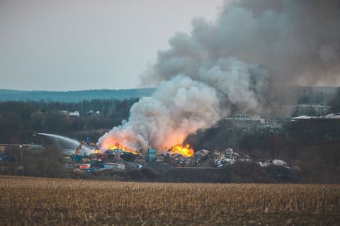 Die brennende Fläche wird aktuell auf rund 2.700 Quadratmeter geschätzt. Foto: Björn Walther/dpa-Zentralbild/dpa