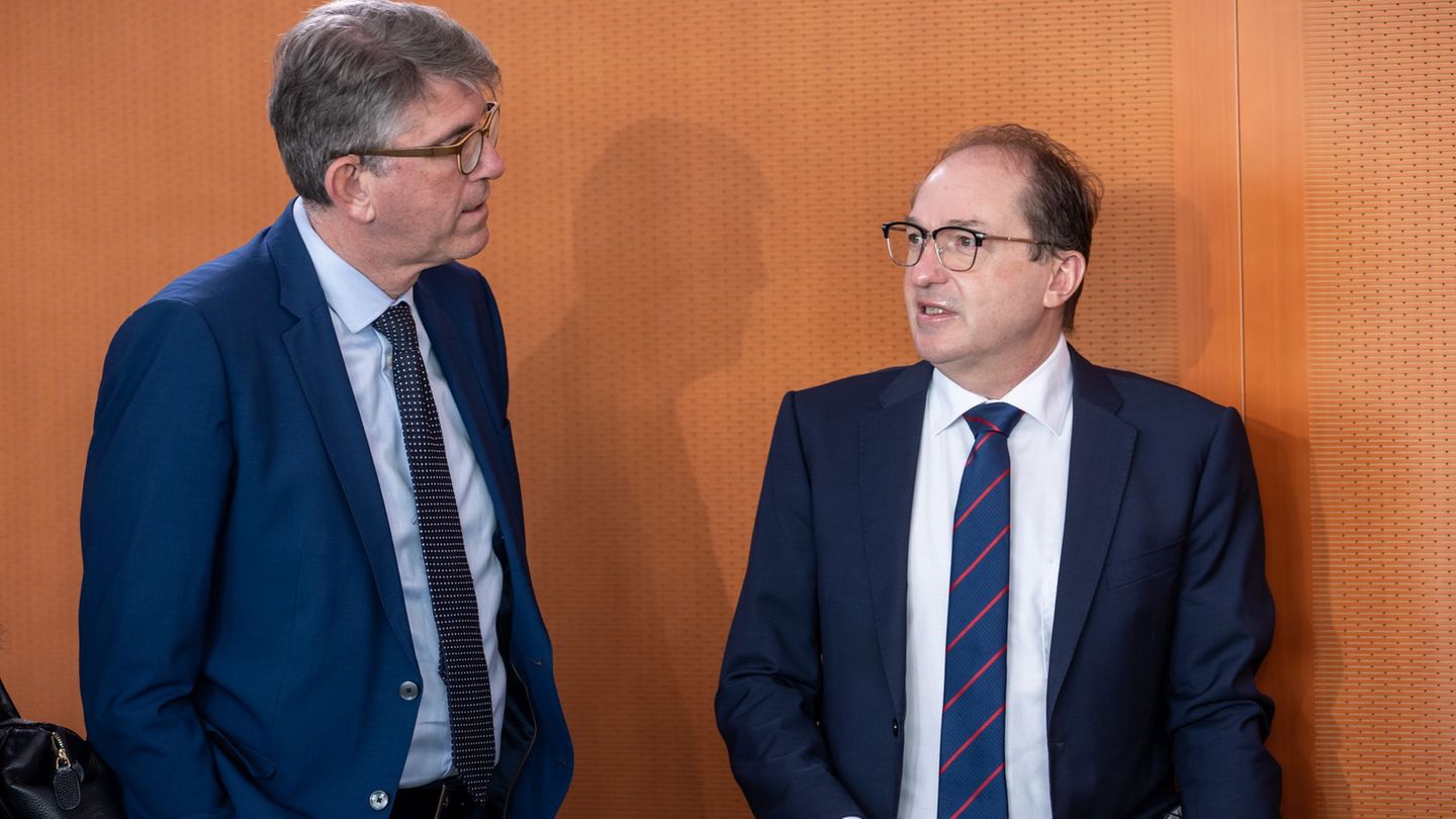 Dobrindt (rechts) nimmt seinen Kabinettskollegen Weimer in Schutz. (Archivbild) Foto: Michael Kappeler/dpa