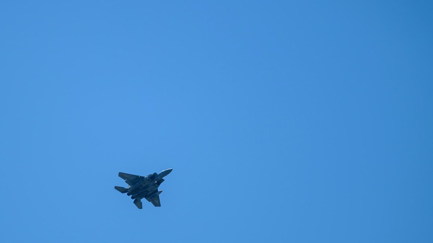 Ein Kampfjet der Luftwaffe von Israel am strahlend blauen Himmel