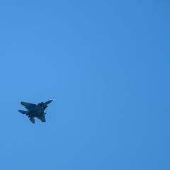 Ein Kampfjet der Luftwaffe von Israel am strahlend blauen Himmel