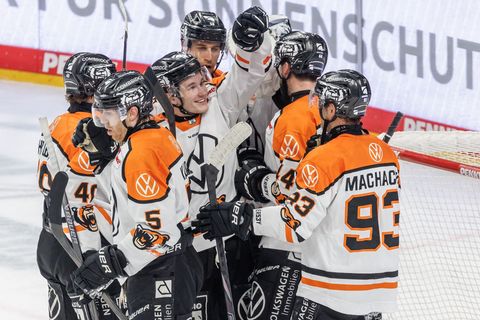 Grizzlys Wolfsburg geht in der Playoff-Serie gegen Schwenningen in Führung. Foto: Andreas Gora/dpa