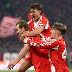 Drei Spieler des FC Bayern München bejubeln ein Tor gegen Atalanta Bergamo in der Champions League