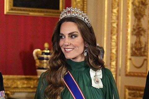 Prinzessin Kate zwischen Prinz Edward und ihrem Ehemann Prinz William beim Staatsbankett für den nigerianischen Präsidenten Bo