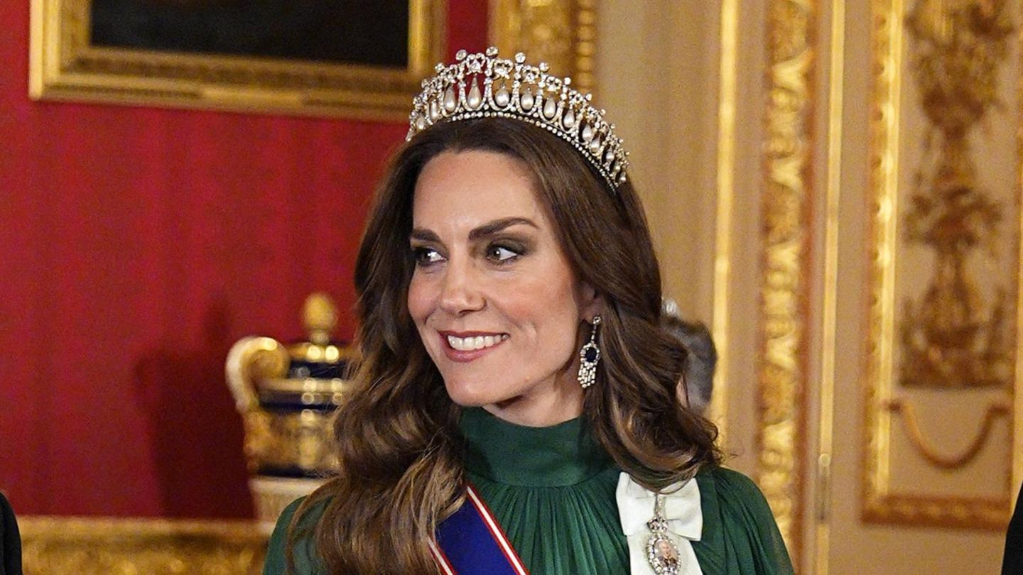 Prinzessin Kate zwischen Prinz Edward und ihrem Ehemann Prinz William beim Staatsbankett für den nigerianischen Präsidenten Bo