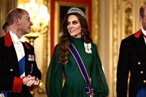 Prinzessin Kate zwischen Prinz Edward und ihrem Ehemann Prinz William beim Staatsbankett für den nigerianischen Präsidenten Bo