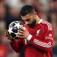 Mohamed Salah, Spieler von Liverpool, konzentriert sich vor seinem Elfmeter im Champions-League-Spiel