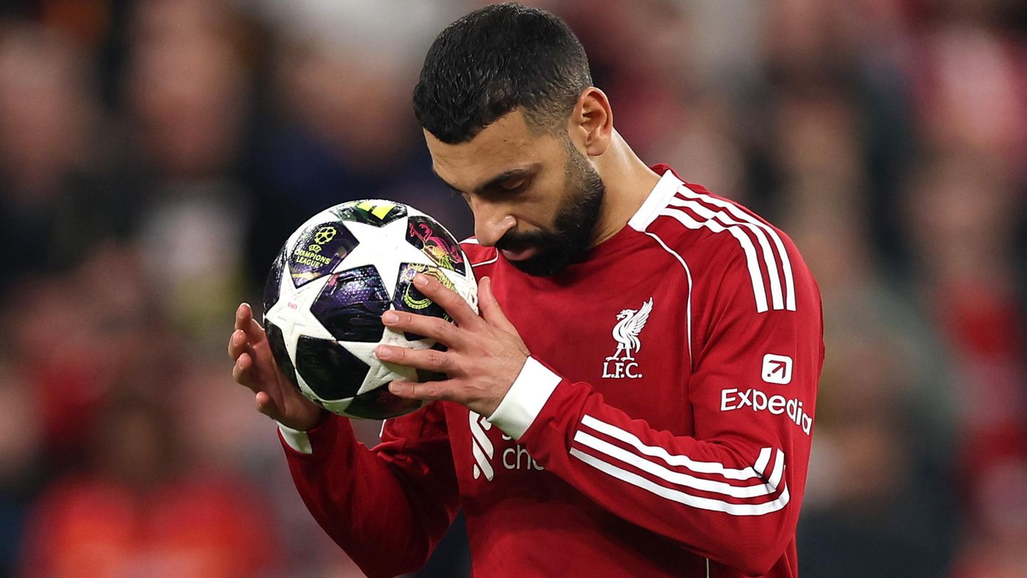 Mohamed Salah, Spieler von Liverpool, konzentriert sich vor seinem Elfmeter im Champions-League-Spiel