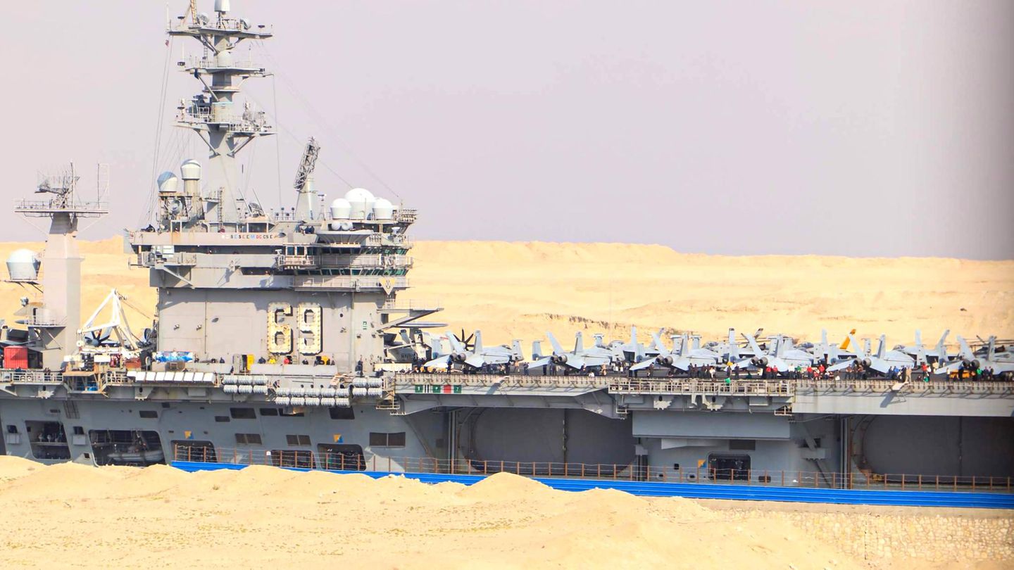 US Flugzeugträger passiert den Suezkanal auf dem Weg zum Einsatz im Irankrieg