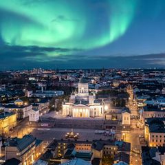 Helsinki bei Nacht, am Himmel leuchten zum Glück Polarlichter