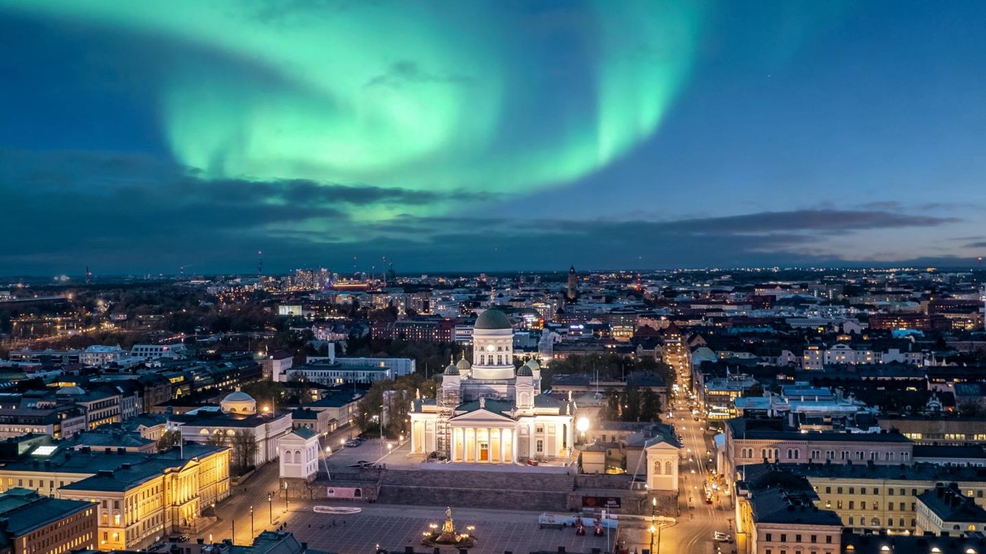 Helsinki bei Nacht, am Himmel leuchten zum Glück Polarlichter