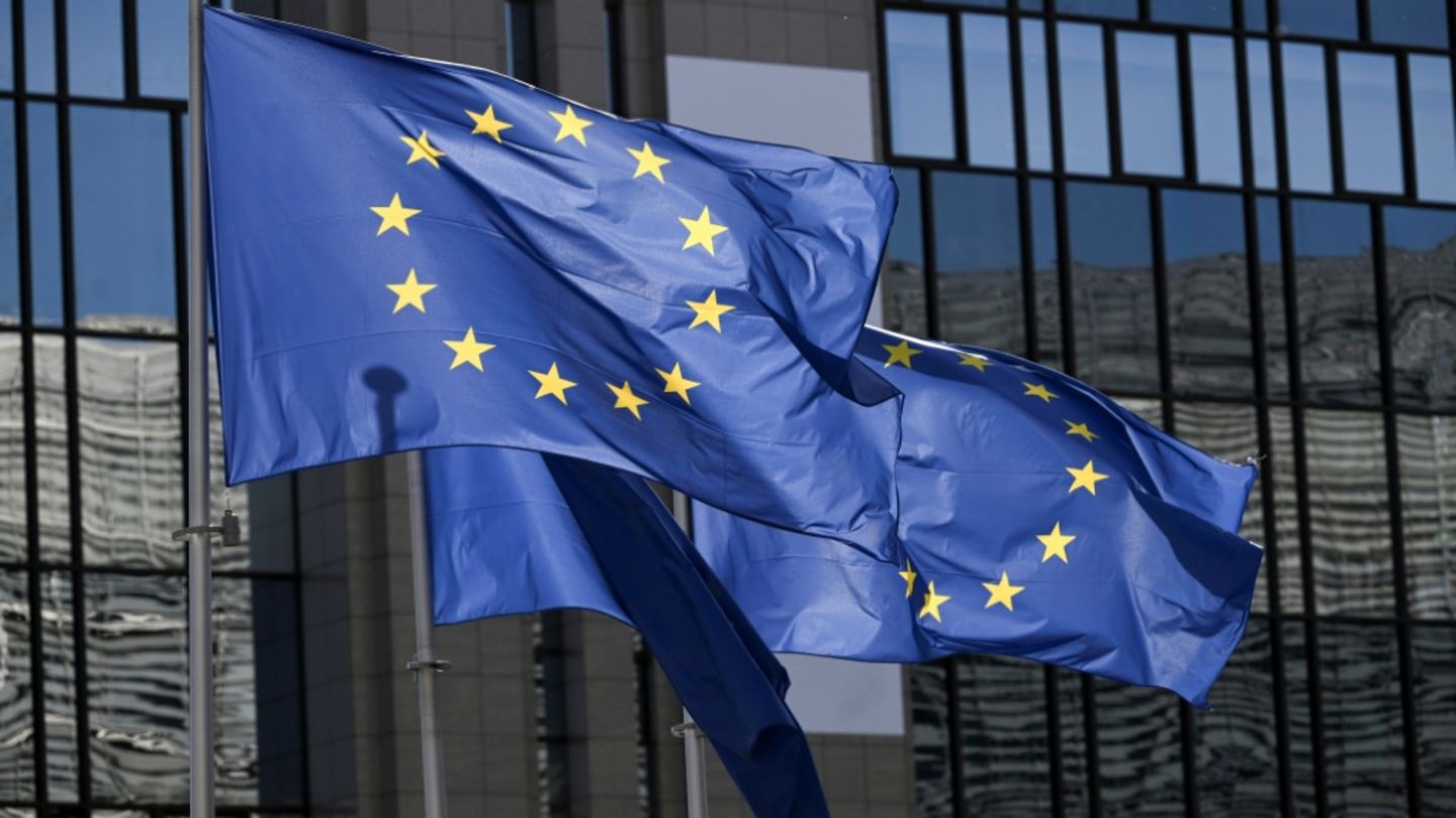 EU-Flaggen vorm Ratsgebäude in Brüssel