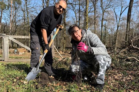 Mit den Pflanzungen soll der Wald robuster gegen die Klimaveränderung gemacht werden - auch Susanne und ihr Sohn Alexander sind