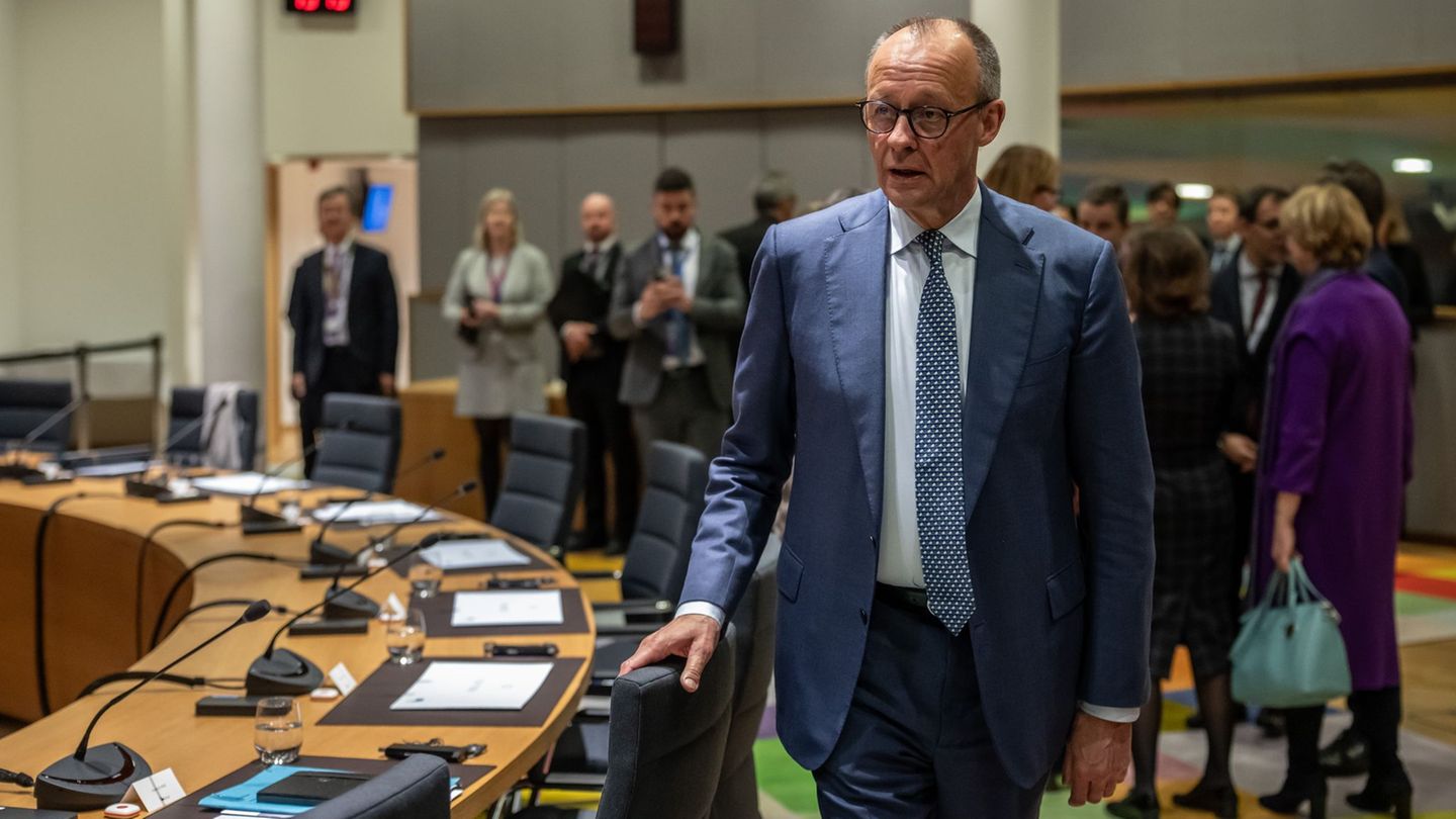 Bundeskanzler Friedrich Merz will Ungarns Regierungschef Viktor Orban in Brüssel zur Aufgabe der Blockade bewegen. (Archivbild)