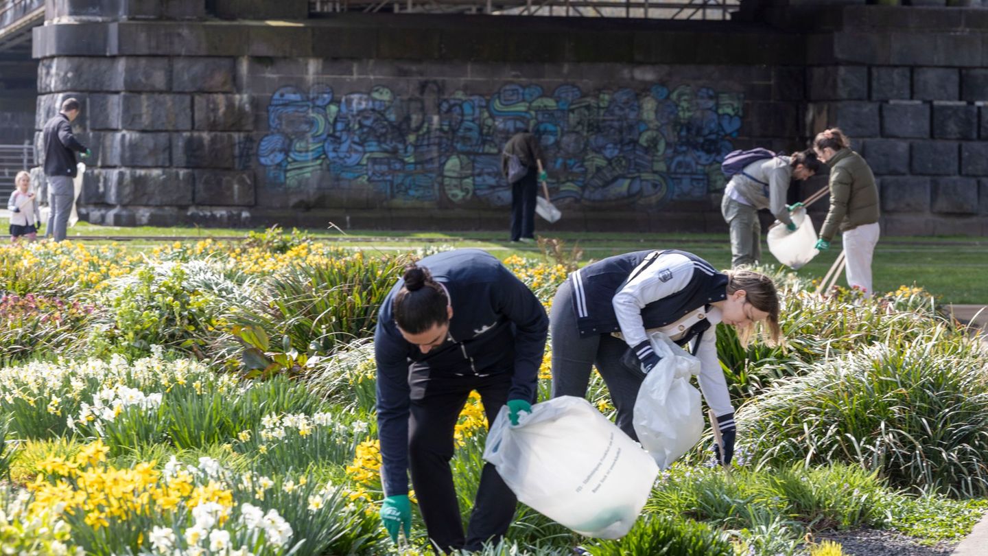 Mehr als 7.000 Kilogramm Müll sind vergangenes Jahr beim Frankfurt Cleanup zusammengekommen (Archivbild). Foto: Helmut Fricke/dp