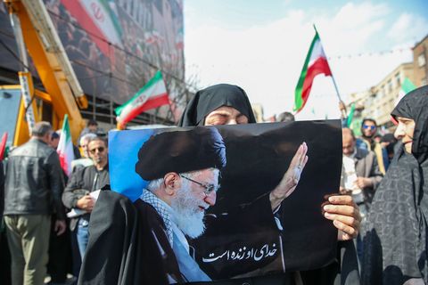 Eine Trauernde hält beim Begräbnis des von Israel getöteten Generalsekretärs des iranischen Sicherheitsrats, Ali Laridschani, ei