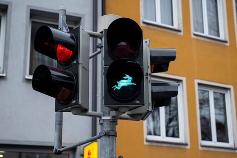 Die Fußgängerampel mit dem Hasen von Dürer ist als Pilotprojekt zunächst bis Ende 2028 befristet. Foto: Daniel Vogl/dpa