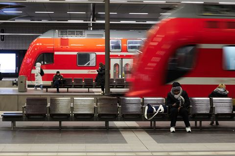 Auch in Berlin und Brandenburg macht sich die marode Bahn-Infrastruktur jeden Tag bemerkbar - für die Fahrgäste vor allem in For