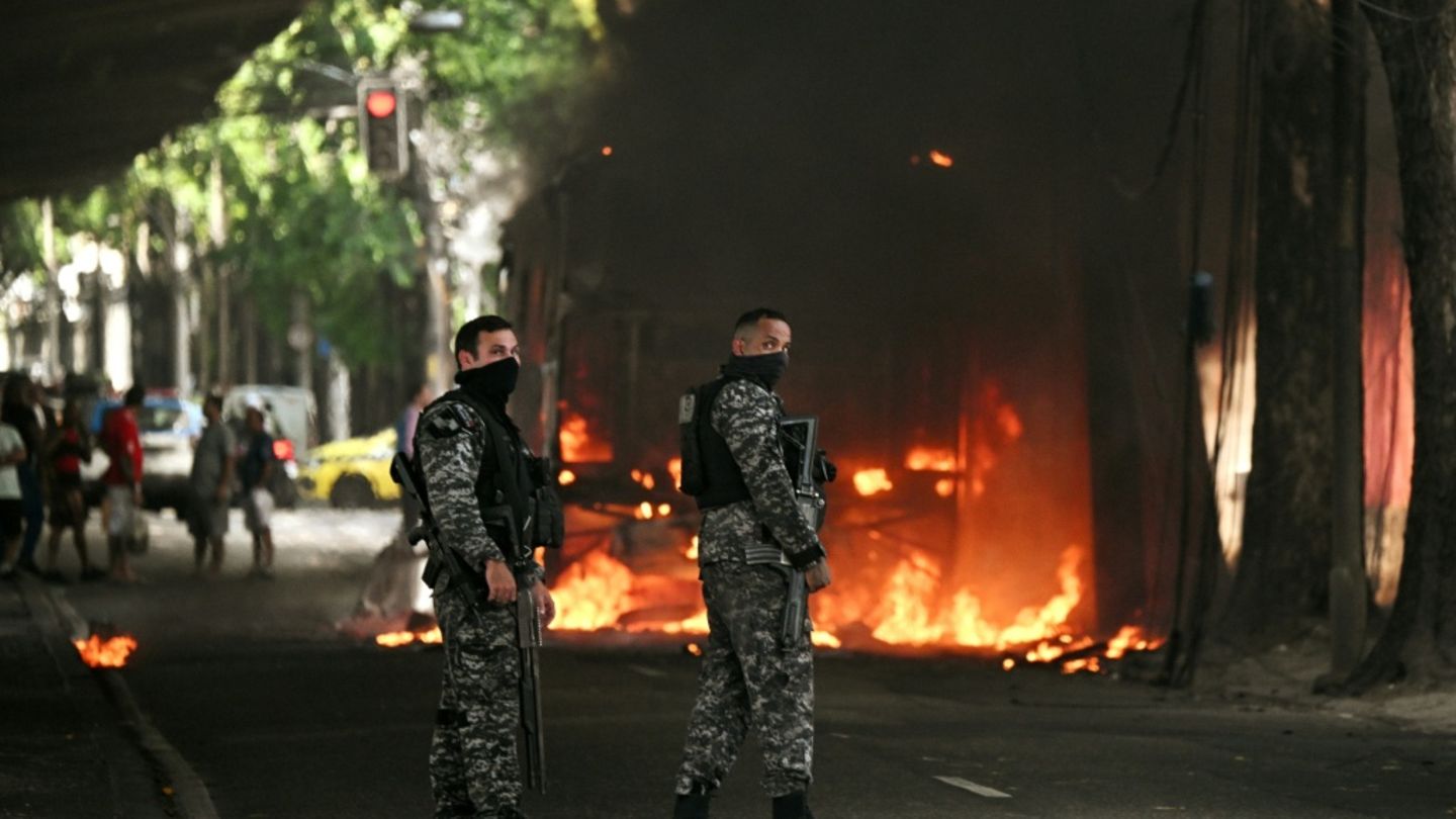 Brasilianische Polizisten in Rio de Janeiro