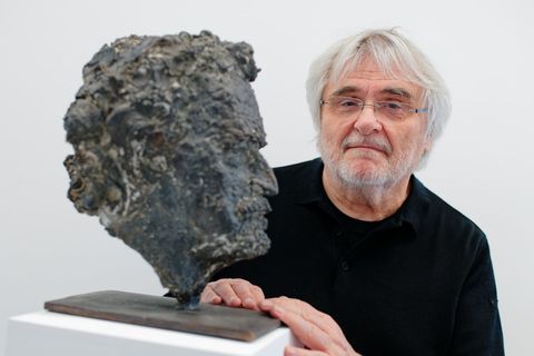 Künstler Thomas Duttenhoefer wurde in Speyer geboren und lebt seit 1979 in Darmstadt. Foto: Uwe Anspach/dpa