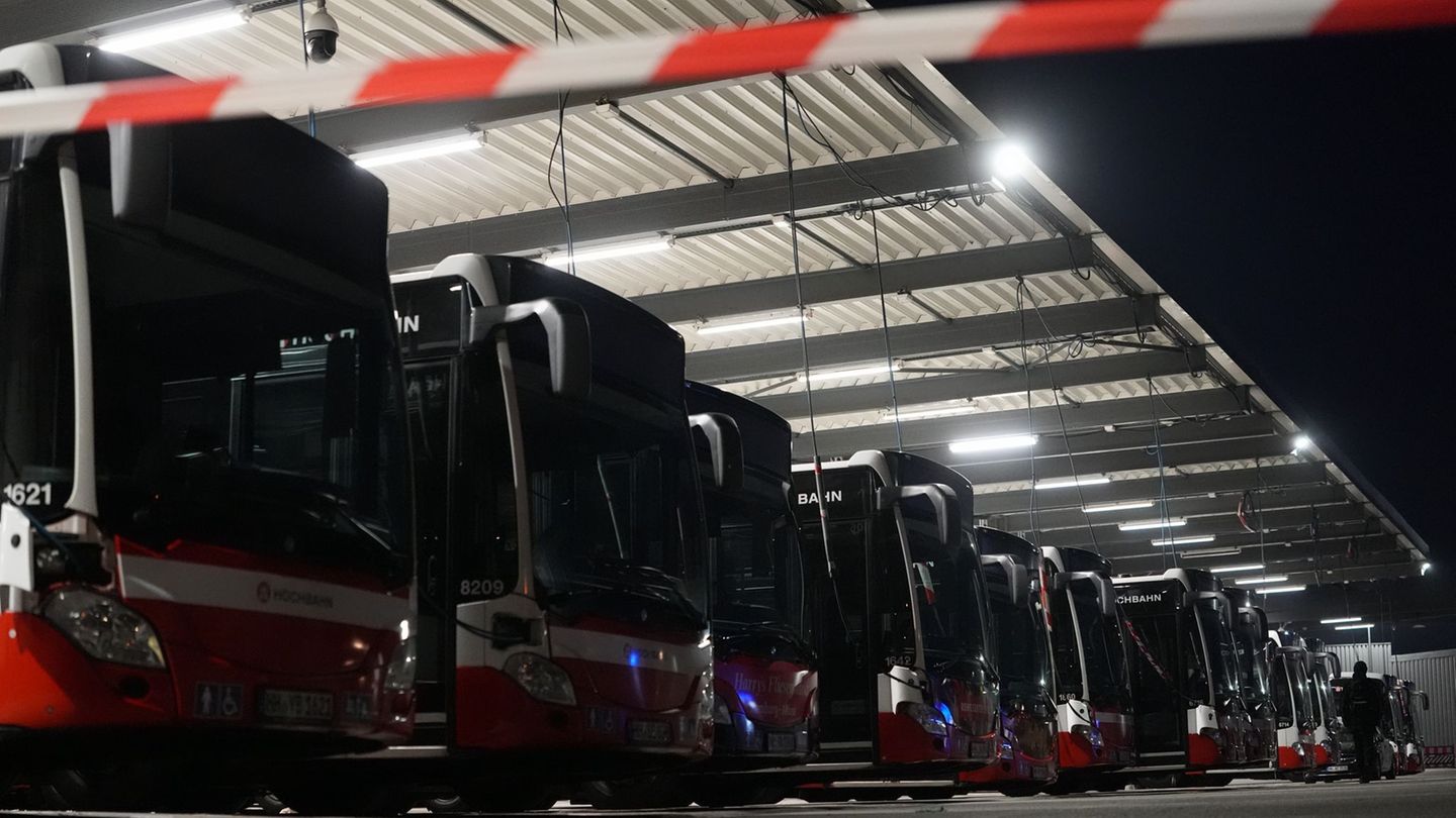 Erneut sollen am Donnerstag Busse und U-Bahnen Bahnen in Hamburg wegen eines Warnstreiks im Depot bleiben. Foto: Marcus Brandt/d