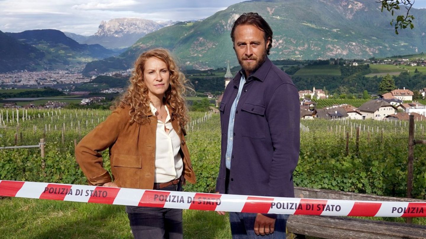 "Der Bozen-Krimi: Rebenblut": "Capo" Sonja Schwarz (Chiara Schoras, l.) und ihr Kollege Jonas Kerschbaumer (Gabriel Raab) ermi