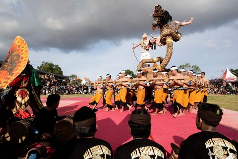 Die kunstvoll gestalteten Skulpturen, Ogoh-Ogoh genannt, stehen für böse Geister – und werden in einem symbolischen Akt der Rein
