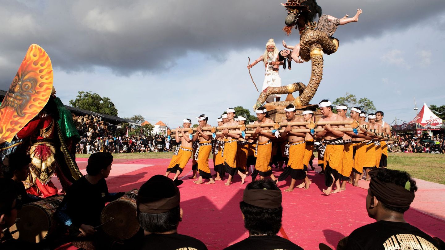 Die kunstvoll gestalteten Skulpturen, Ogoh-Ogoh genannt, stehen für böse Geister – und werden in einem symbolischen Akt der Rein
