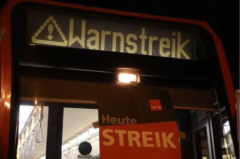 "Warnstreik" steht auf der Anzeige einer Stadtbahn in Köln. Foto: Sascha Thelen/dpa