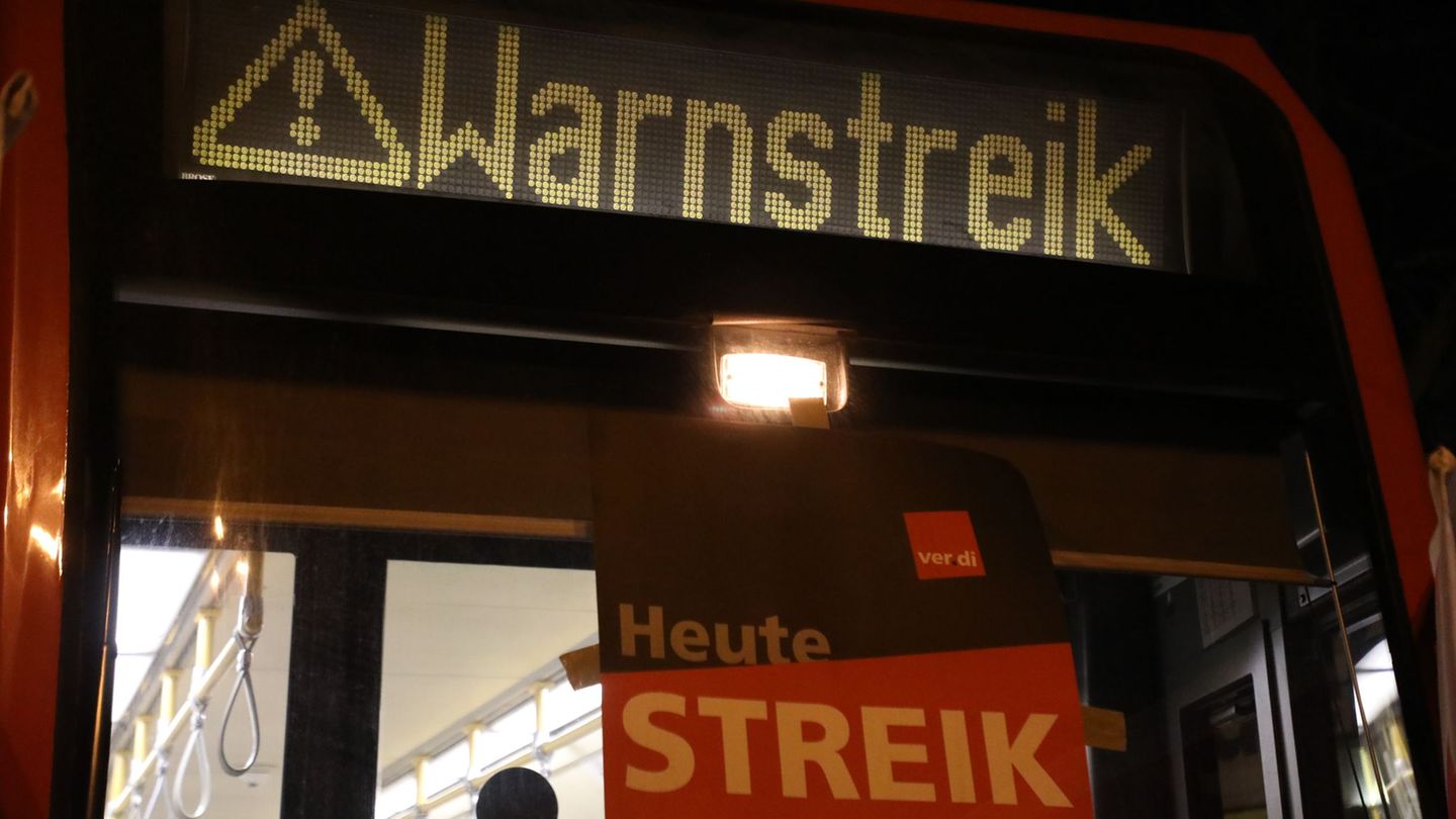 "Warnstreik" steht auf der Anzeige einer Stadtbahn in Köln