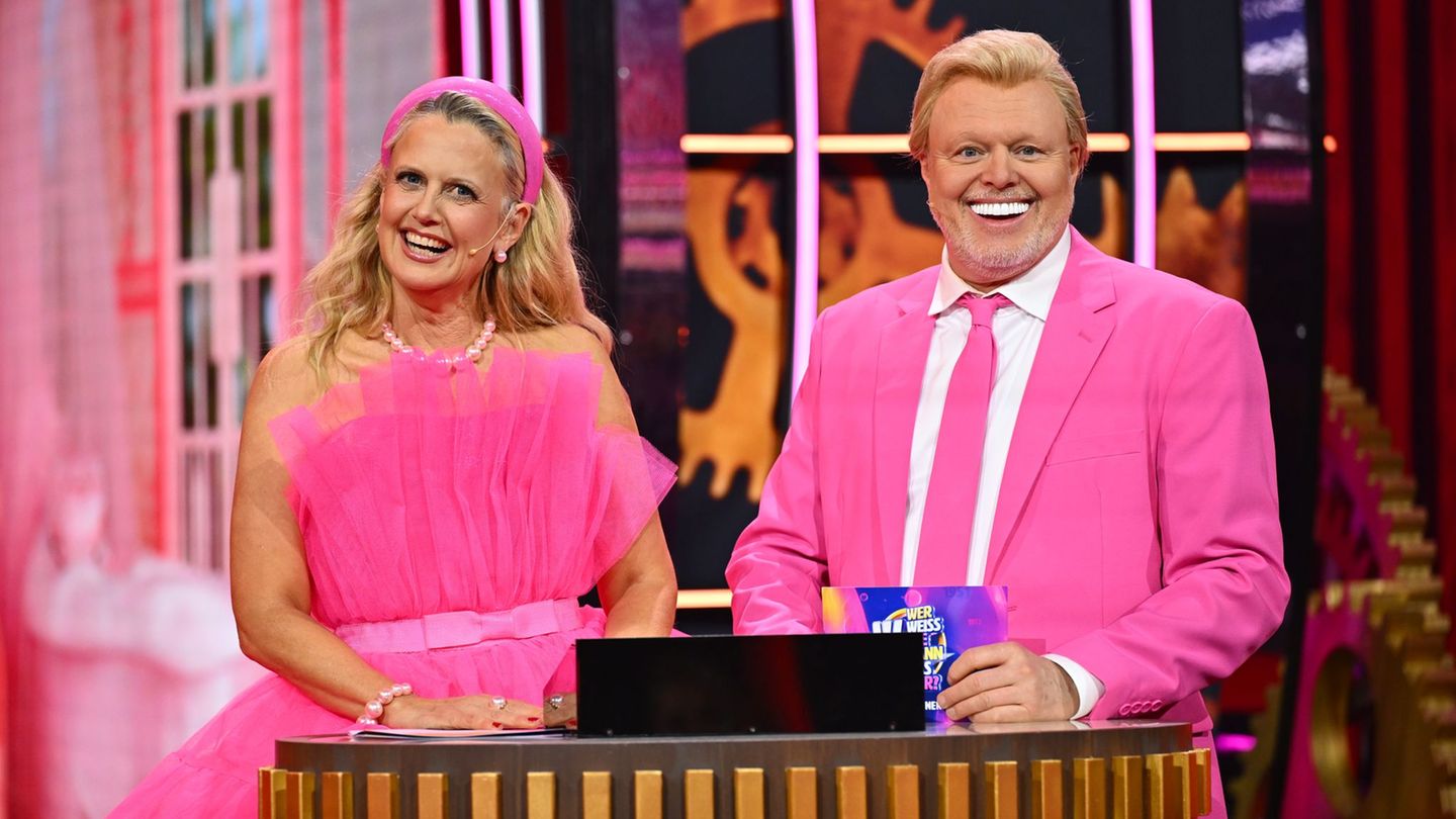 Ganz in Pink: Barbara Schöneberger und Stefan Raab spielen Barbie und Ken. (Handout) Foto: Willi Weber/RTL/Raab Entertainment/dp