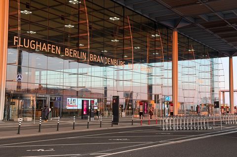 Der Flugbetrieb am BER ist wieder angelaufen. Foto: Dominik Kotzur/dpa