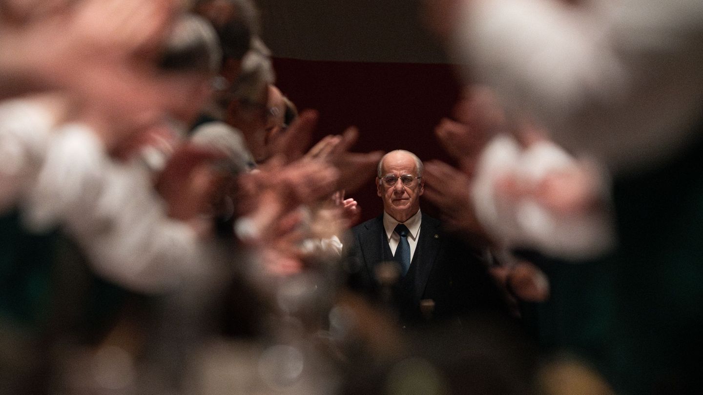 Toni Servillo als Presidente in einer Szene des Films. Foto: Andrea Pirrello/MUBI/dpa