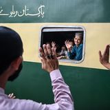 Karatschi, Pakistan. Kinder winken aus dem Zugfenster ihren Familienangehörigen. Der Zug ist voll von Menschen, die wegen des Fastenbrechens am Ende des Fastenmonats Ramadan ab dem 20. März nach Hause fahren. In einigen Regionen wird dieses Fest Zuckerfest genannt.