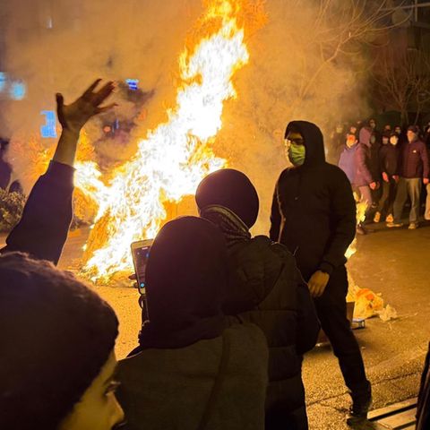 Das Bild soll Iraner im Januar bei einem Protest gegen die Regierung in Teheran zeigen