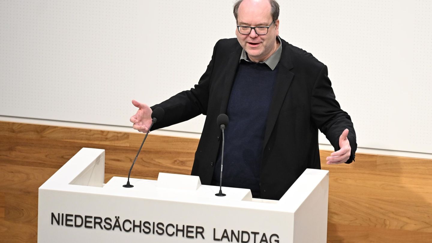 Niedersachsens Energieminister Christian Meyer (Grüne) will eine Übergewinnsteuer für Mineralölkonzerne. (Archivbild) Foto: Shir