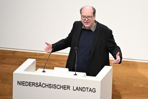 Niedersachsens Energieminister Christian Meyer (Grüne) will eine Übergewinnsteuer für Mineralölkonzerne. (Archivbild) Foto: Shir